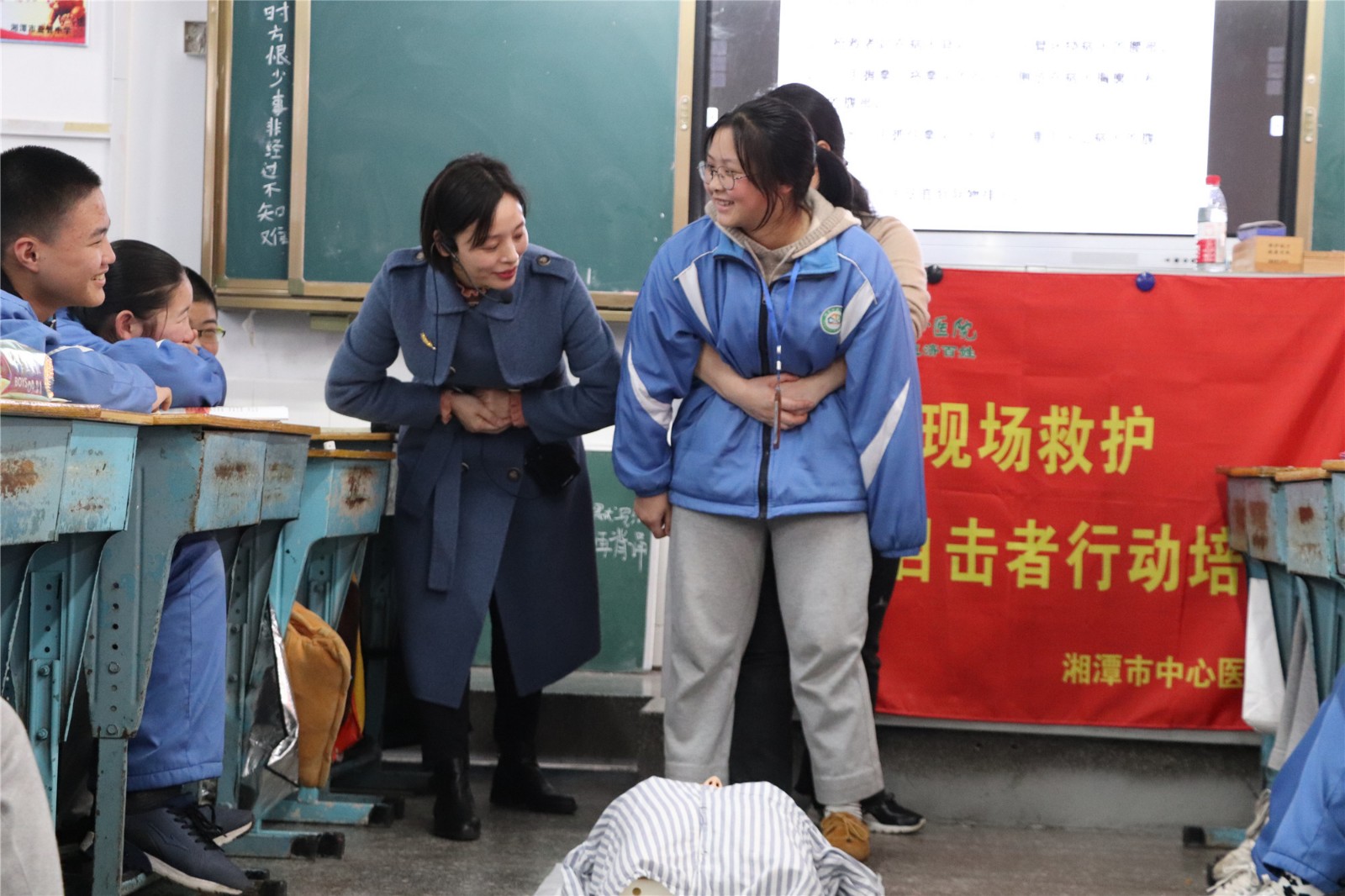 现场救护第一目击者行动——记湘潭市益智中学家长进课堂
