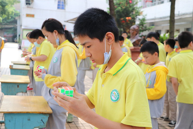 “弘扬五四精神·实践科学发展·竞展青年风采”——湘潭市益智中学第十一界校园科技节系列活动之魔方大赛