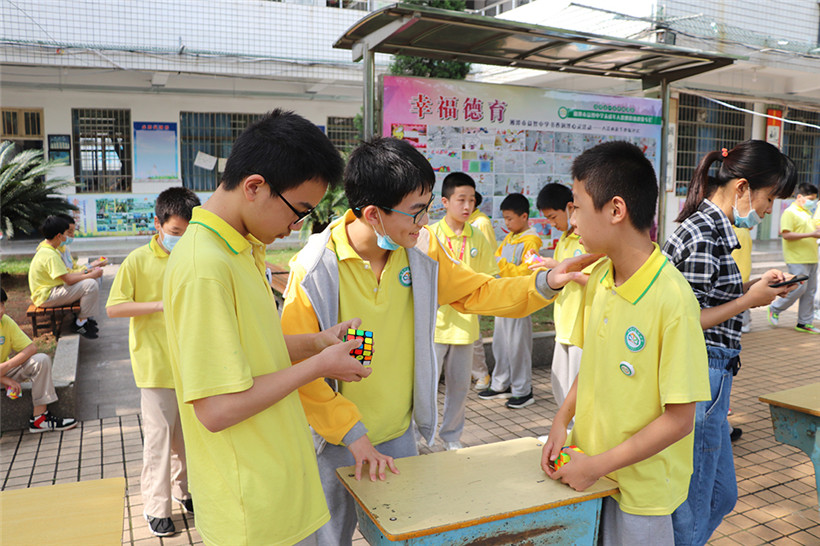 “弘扬五四精神·实践科学发展·竞展青年风采”——湘潭市益智中学第十一界校园科技节系列活动之魔方大赛