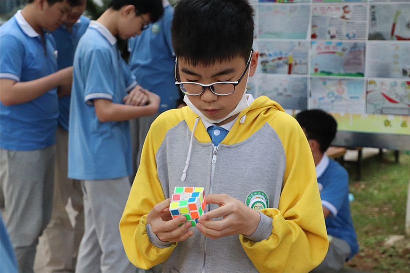 “弘扬五四精神·实践科学发展·竞展青年风采”——湘潭市益智中学第十一界校园科技节系列活动之魔方大赛