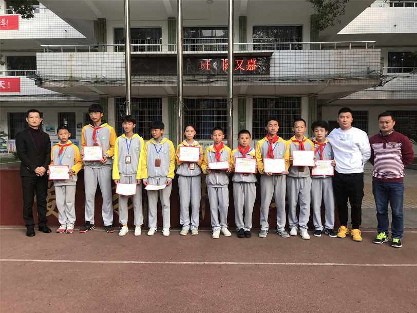 热烈祝贺我校学子在湘潭市中小学田径运动会上摘得八金